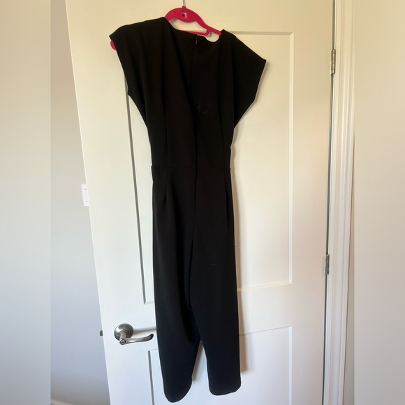 Black jumpsuit! Great quality with a nice thick matieral that’s still breathable - Picture 3 of 4